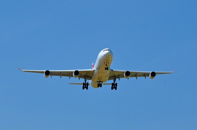 airplane-281121_960_720